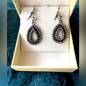 Very pretty black and‎ sparkly gemstone drop earrings.